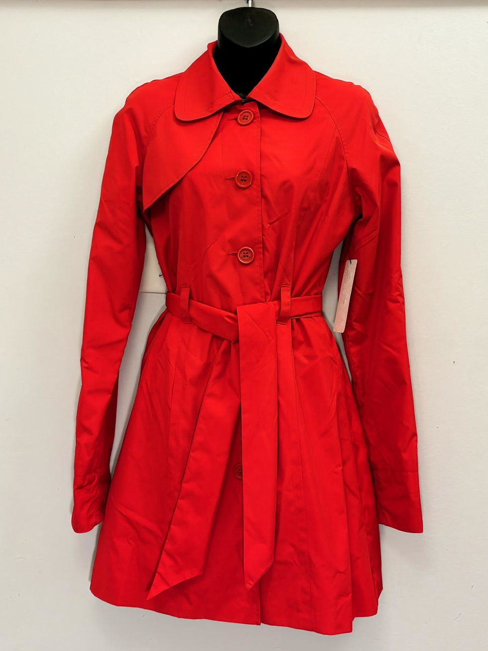 Thumbnail: Vintage red belted trench coat with classic collar | Size M