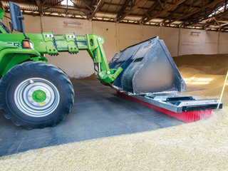 040-V13-36GS-VB_CLEANsweep_V-Concept_mit_Schaufel_an_Merlo_Teleskoplader_angebaut_kehrt_Ge