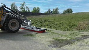 040-V13-48GU-VB_CLEANsweep_V-Concept_Kehrbesen_JCB_Radlader_kehrt_Gras-Silage_am_Silo_mit_