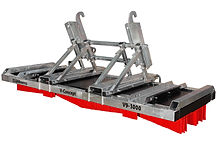 040-V7-12GA_CLEANsweep_V-Concept_Verladung_Bagger-Kehrbesen_mit_Verlade-_und_Verzurroesen_