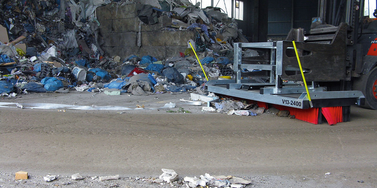 070-V13-24GB-VBS_CLEANsweep-V-Concept_Blockbesen_Stapler_mit_Ballenklammer_kehr_Muell_nach