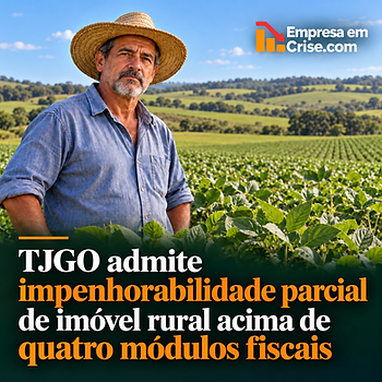Produtor rural de chapéu em meio a uma lavoura, com expressão séria e paisagem agrícola ao fundo. Arte informa: ‘TJGO admite impenhorabilidade parcial de imóvel rural acima de quatro módulos fiscais’.