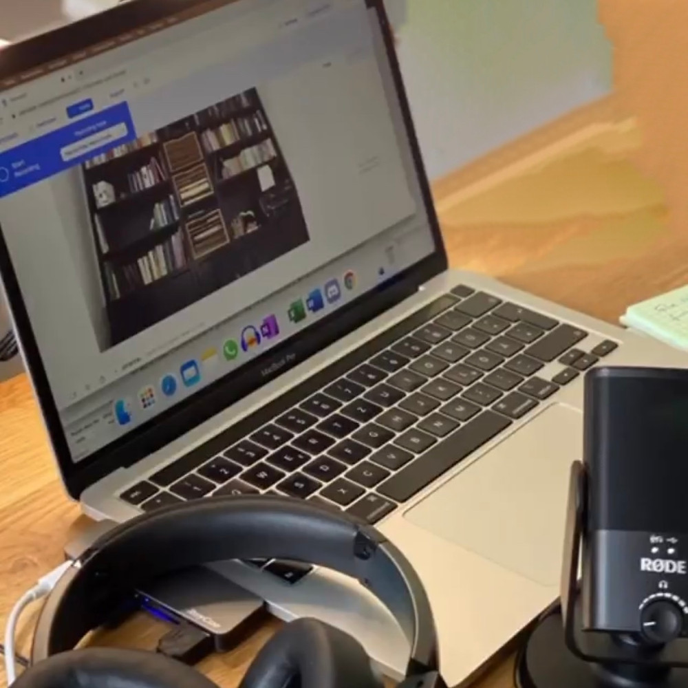 Laptop, Kopfhörer und Mikrophon: Der Arbeitsplatz für die Aufnahme des Zeilenschlinger-Podcasts von angehenden Autorinnen für angehende Autoren