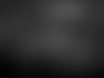 Pessoa esgotada, "sem bateria" dormindo na mesa de trabalho