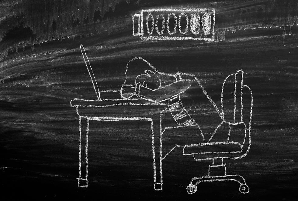 Pessoa esgotada, "sem bateria" dormindo na mesa de trabalho