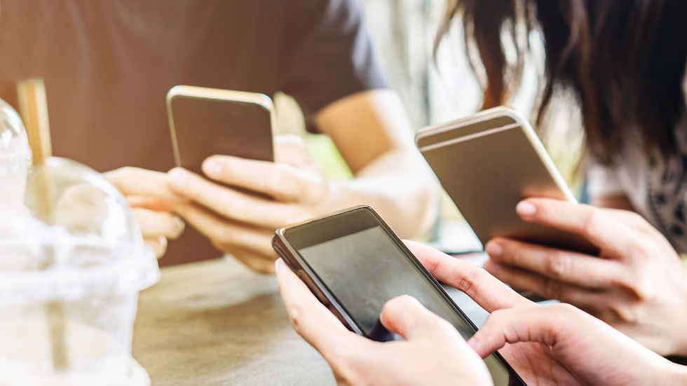 Jovens reunidos em volta do celular
