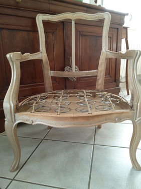 Guindage d'une bergère de style Louis XV. Cire  à effet Libéron coloris Perle.