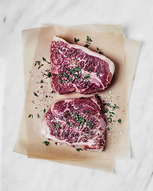 Rohes Rindfleisch mit Kräutern und Gewür