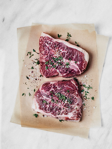 Carne cruda con hierbas y especias