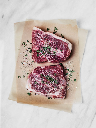 Rohes Rindfleisch mit Kräutern und Gewür