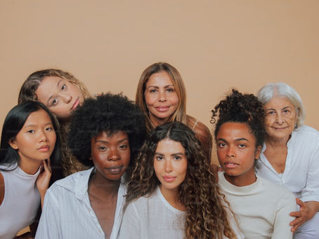 Cette photo illustre 7 femmes toutes très différentes.