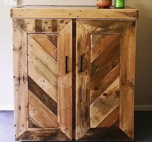 10-Pallet-Furniture-Ideas_ecomm_via-xwenchyx-Instagram.webp