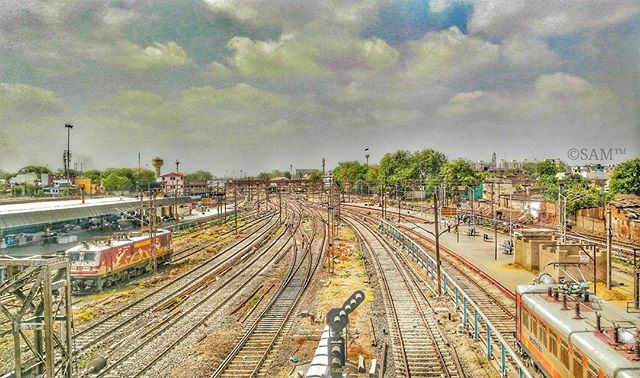 ViEW OF RaiLWaY ThRouGh tHe PhoTogRaPhEr's ViSioN_EveNinG tiMe _#100%HDReffect_#saturated _#snapSeeD