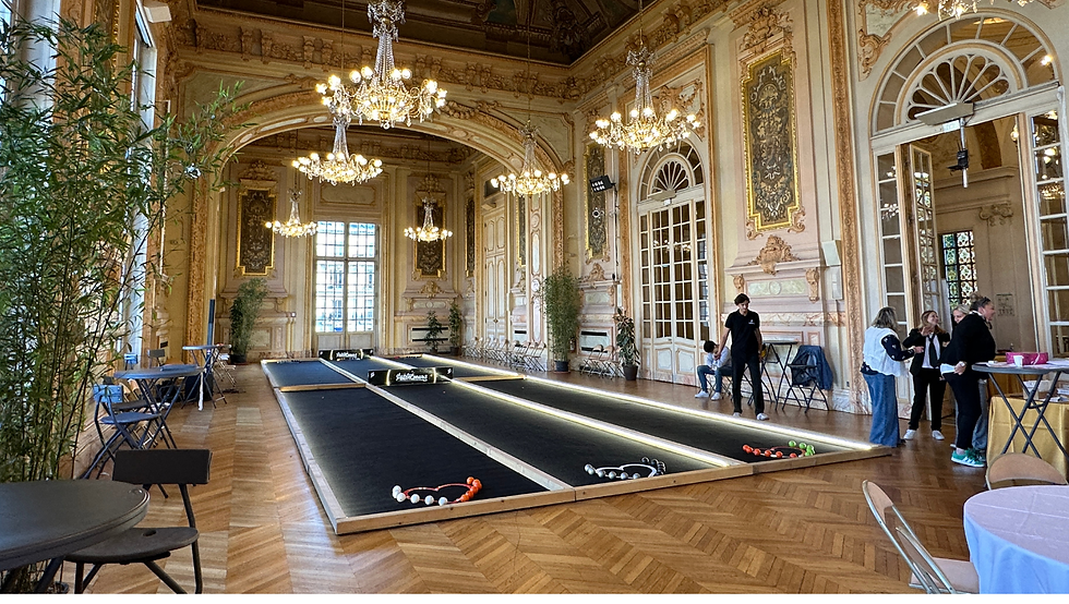 Tournoi de pétanque dans la mairie de Levallois- Perret