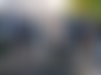 Une femme qui joue à la pétanque synthétique lors d'un événement d'entreprise