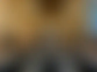 Une femme qui joue à la pétanque dans la mairie de Levallois-Perret