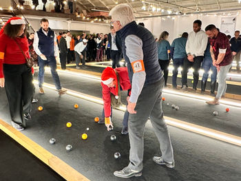 Un tournoi de pétanque organisé pour un événement d'entreprise de Noël