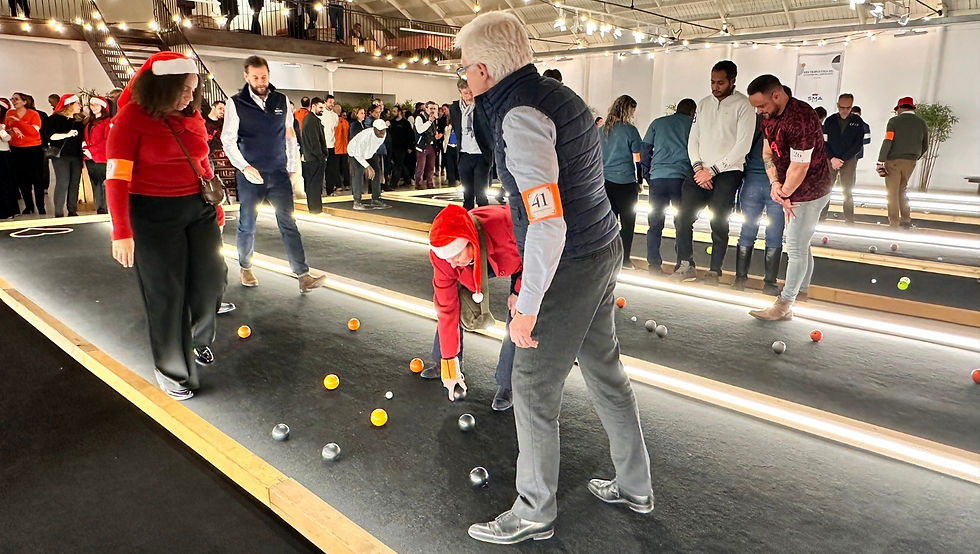 Un tournoi de pétanque organisé pour un événement d'entreprise de Noël