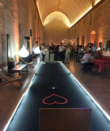 Un terrain de pétanque synthétique rétro-éclairé en intérieur