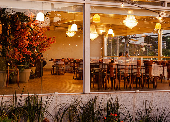 Restaurante Bora Bora Maricá - Nas margens serenas da Lagoa de Araçatiba, encontra-se o Espaço Restaurante Bora Bora, um dos locais mais encantadores de Maricá. Este refúgio paradisíaco, com uma vista panorâmica da lagoa, oferece um cenário naturalmente espetacular, tornando cada evento uma experiência única e inesquecível.