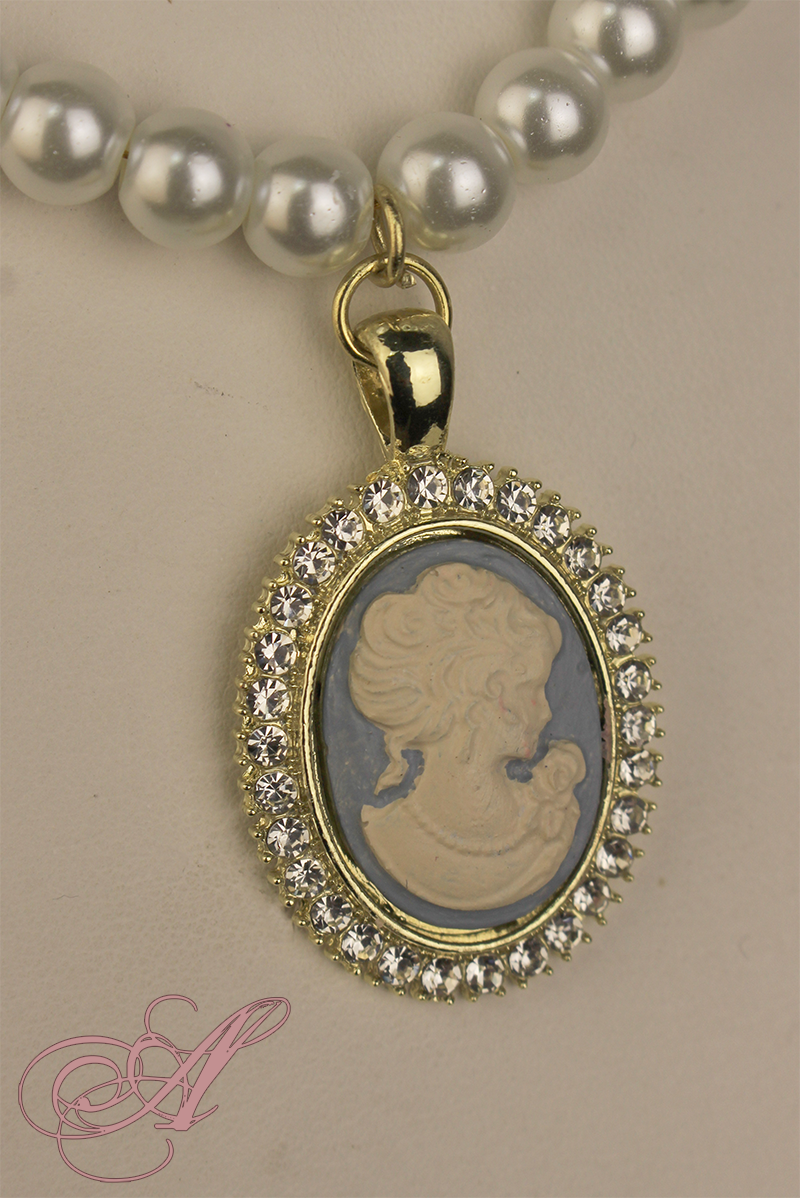 Miniature : Collier de perle et camée XIXème