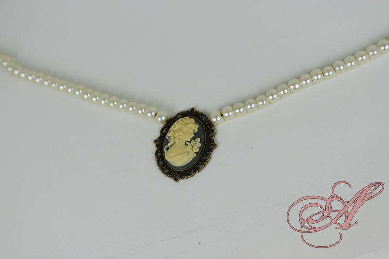 Miniature : Collier camée et perles support bronze