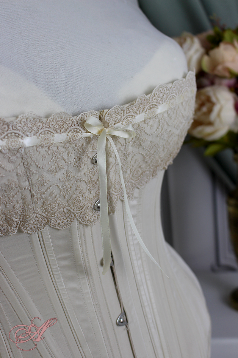 Miniature : Corset 1885  de mariage en soie