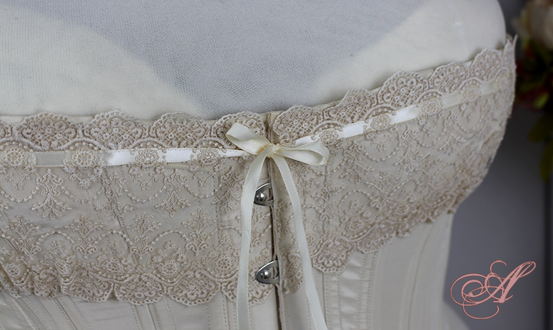 Miniature : Corset 1885  de mariage en soie
