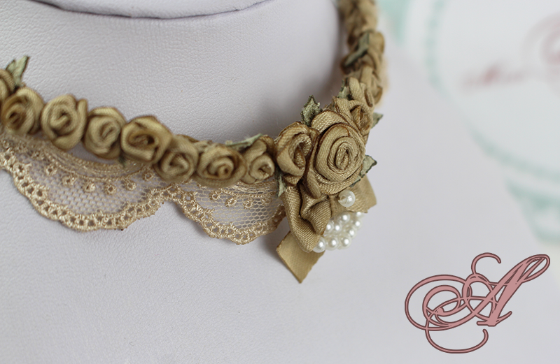 Miniature : Tour de cou de fleurs brodées