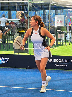 jugadora de padel en cancha de centura padel club