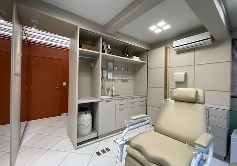 sala de procedimentos com as portas em sistema camarão abertas durante a realização de procedimentos