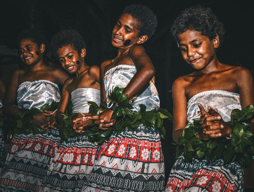 Fijian girls welcome divers to Fiji