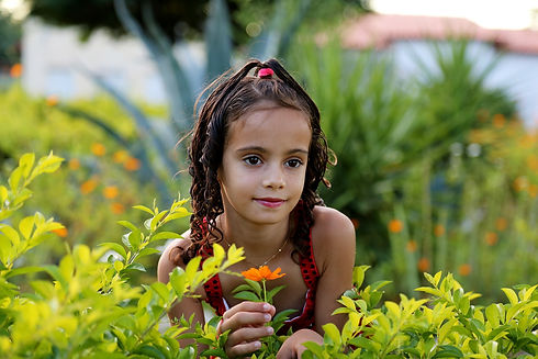 girl-in-the-garden-1204288_1920.jpg