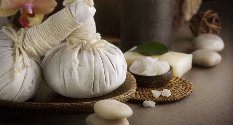 What is Thai Herbal Poultice Massage and Benefits?
