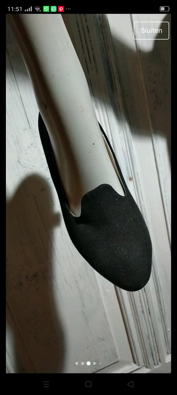 Thumbnail: Zwarte suède pumps van MADELEINE