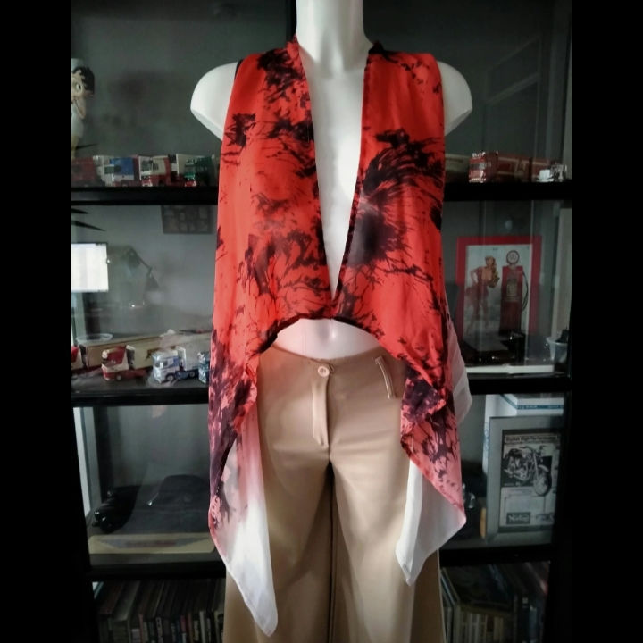 Thumbnail: Rood zwarte knooptop, Anna Scott