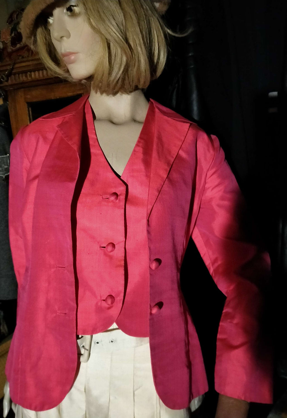 Thumbnail: Tweedelig set van fuchsia roze zijde.