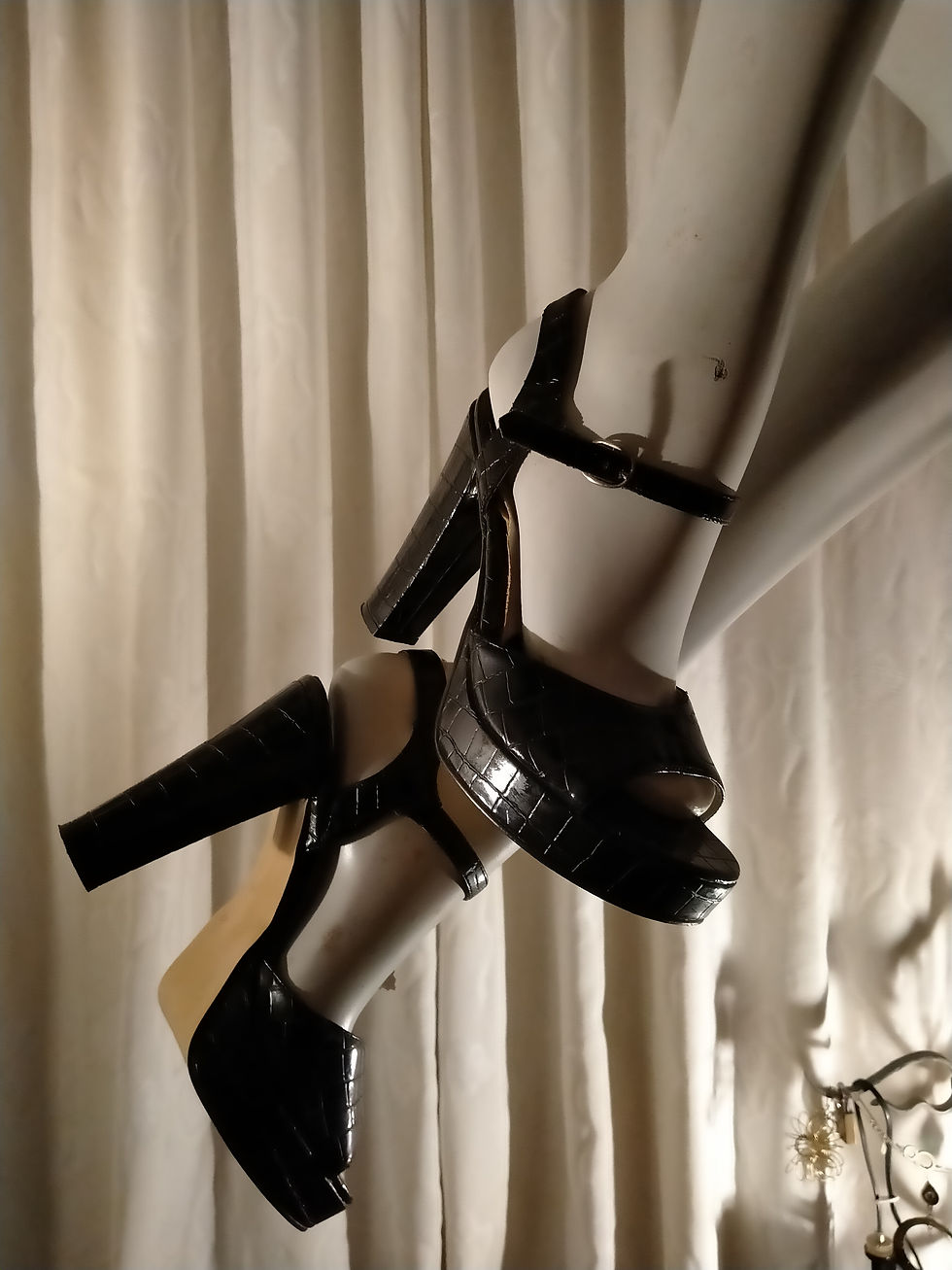 Thumbnail: Zwarte plateausandallettes, glanzende krokoprint