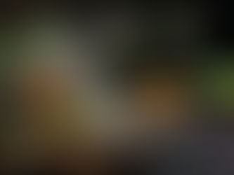 Doppelseite der fiktiven Burger-Speisekarte. Linke Seite mit großflächiger „Burger Love“-Headline, Floating-Burger-Grafik und Produktauswahl. Rechte Seite mit Beilagen, Extras und weiteren Kategorien in verspielter, auffälliger Typografie. Die Kombination aus Illustrationen, Fotos und klaren Farbflächen macht das Menü visuell zugänglich.