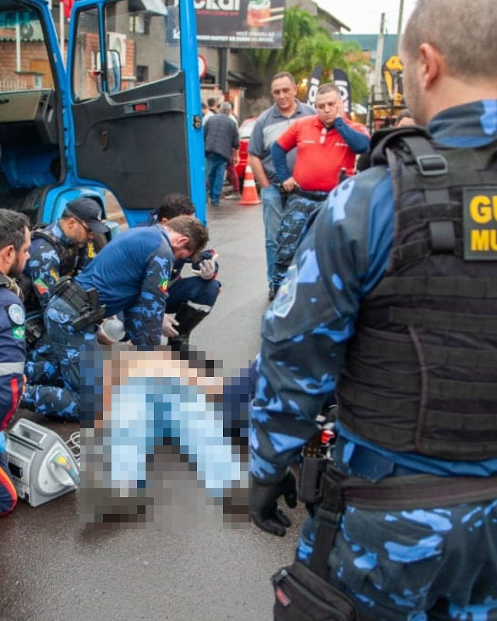 Homem sofre parada cardíaca em frente à Secretaria de Segurança Pública e recebe primeiros socorros da Guarda Municipal em Canoas