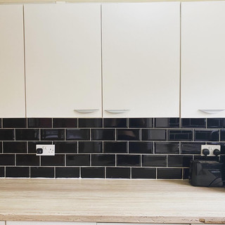 Black kitchen splashback
