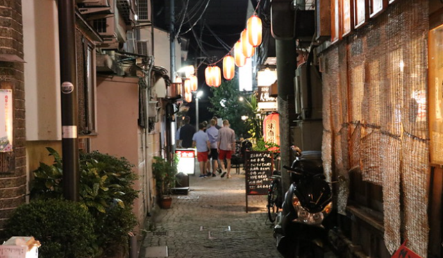 燈籠亮起的神樂坂