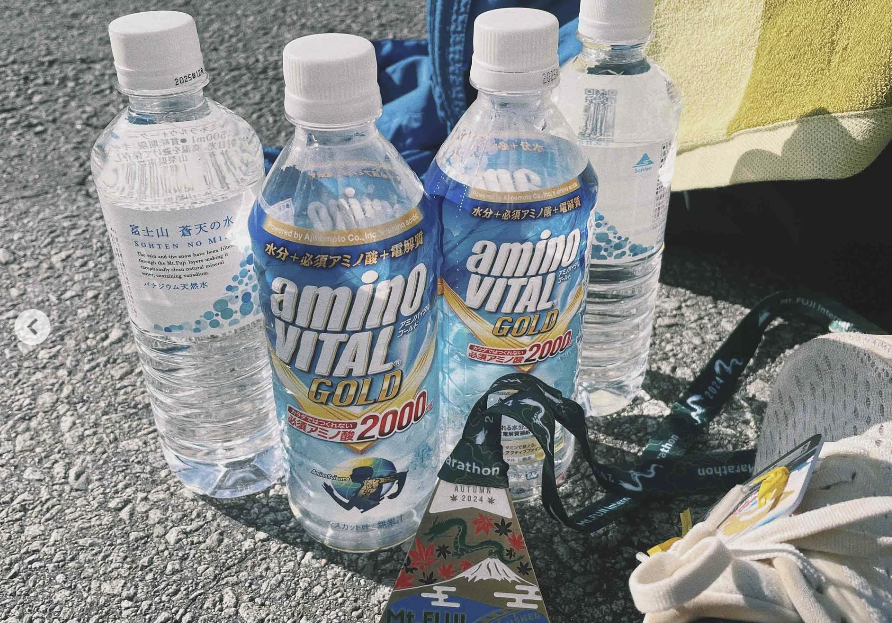 多瓶印有日文語英文的寶特瓶