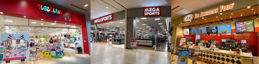商場走廊並排著彩色童裝店、MEGA SPORTS運動店和All American Food餐飲店,燈光明亮,貨架與櫃檯陳列整齊