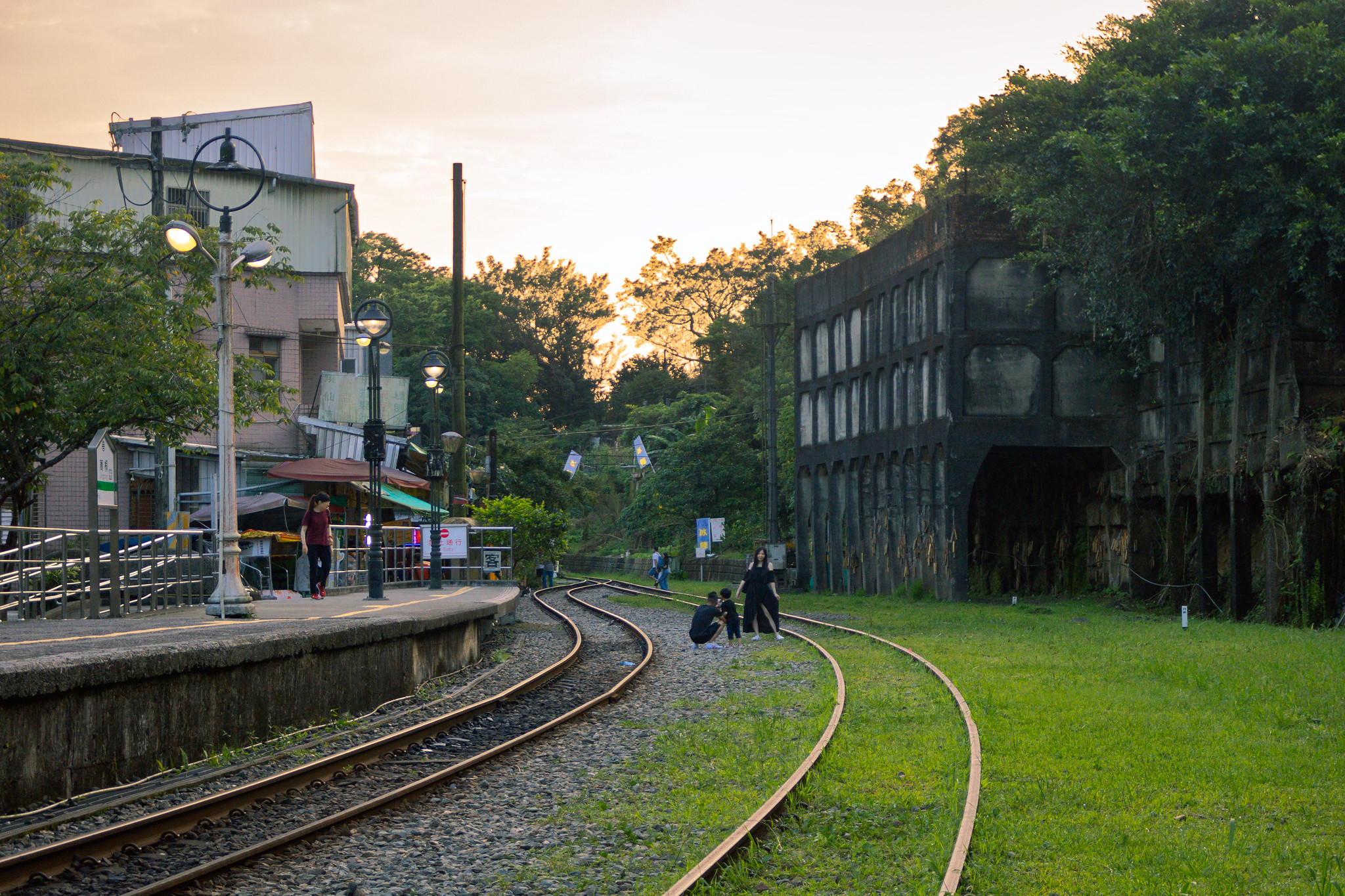 鐵軌軌道與拍照的人