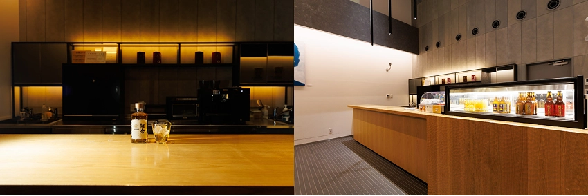 兩個現代吧台場景。左側吧台上有一瓶酒和兩個裝有液體的玻璃杯,背景為暖色燈光照亮的酒架。右側吧台有冰櫃和多瓶飲料,牆壁灰色。氣氛溫馨