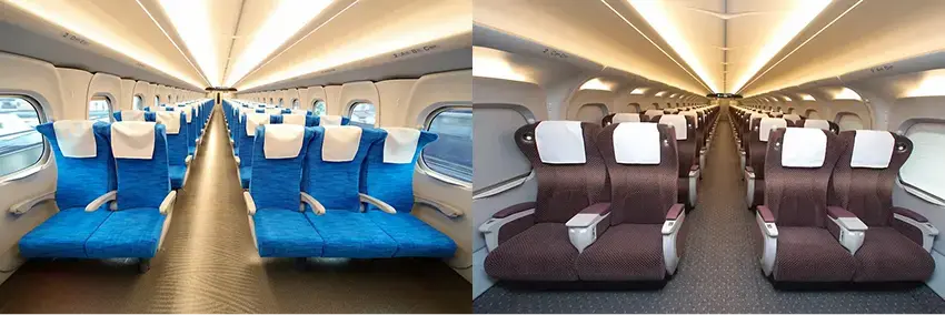 左側是藍色座椅的火車車廂,右側是深棕色座椅的車廂。兩側車廂整齊明亮,空無一人,座椅上有白色座椅布