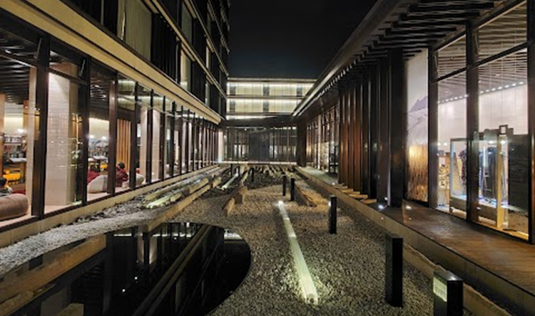 礁溪老爺酒店當之無愧。於 2024 年完成全新改裝，由日本建築師伊藤彰操刀設計，設施與客房全面升級，榮獲「世界奢華酒店大賞」肯定