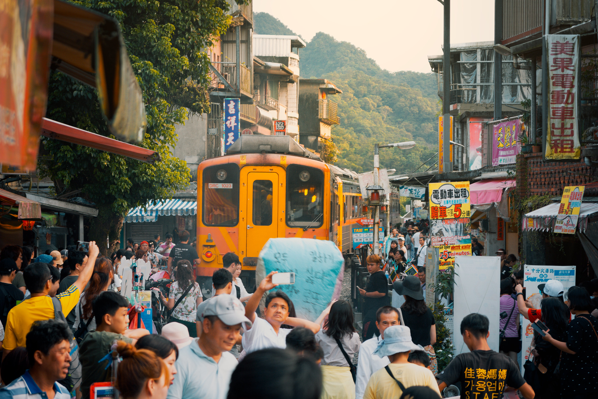 十分老街火車與拍照人潮