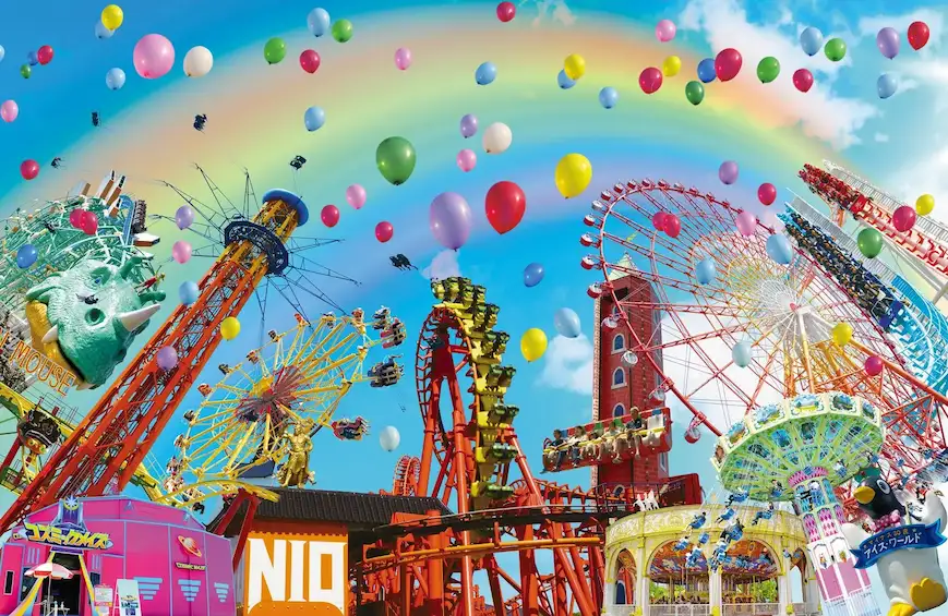 遊樂園裡的五彩繽紛氣球在藍天下飛舞,過山車、摩天輪和恐龍裝飾的建築林立,背景有彩虹,充滿歡樂氣氛